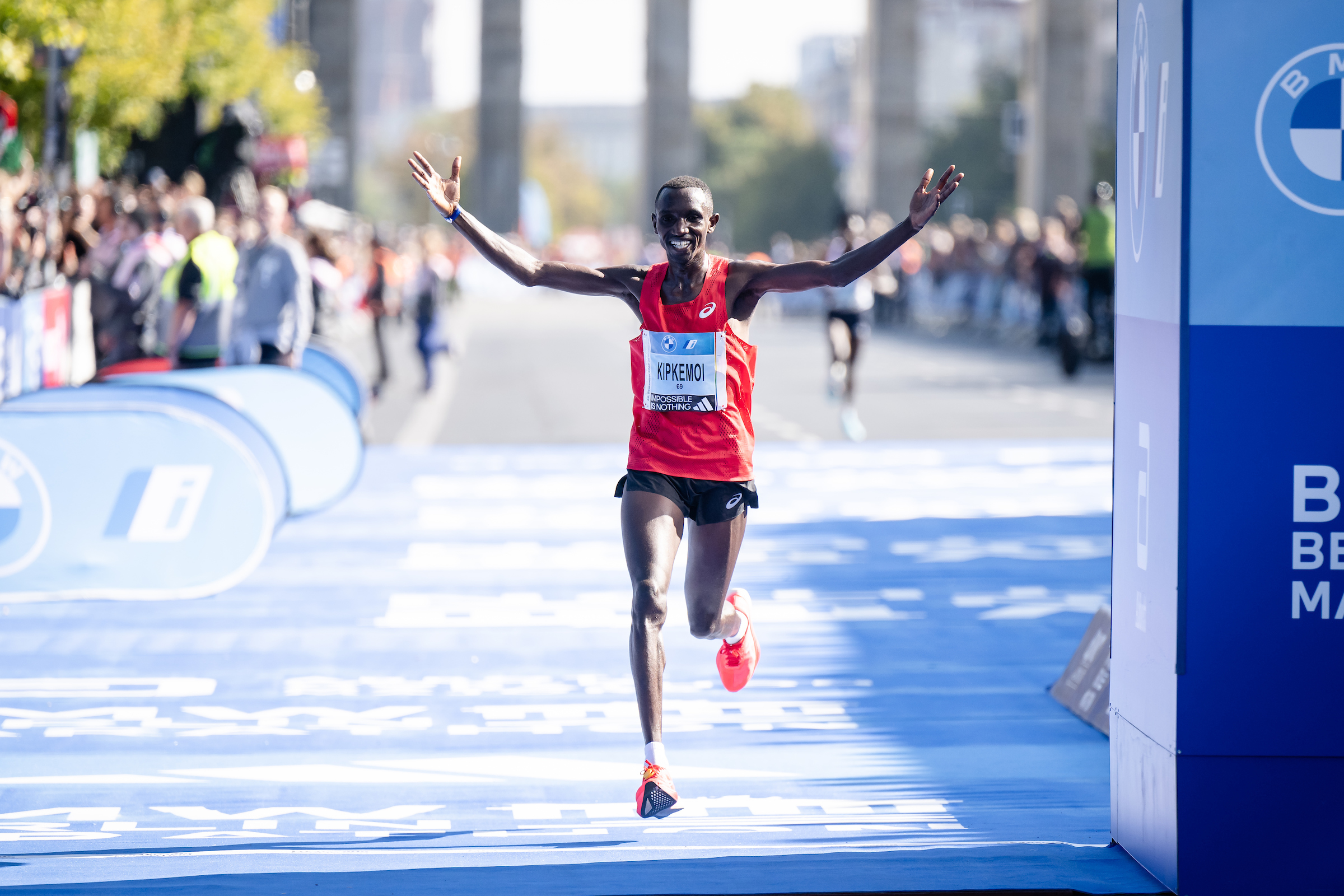 Vincent Ngetich celebrates his run in the 2023 BWM Berlin Marathon 