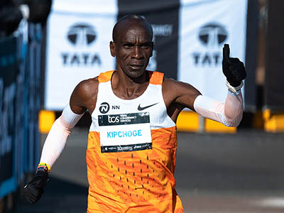 Eliud Kipchoge salutes the crowd as he finishes the TCS Sydney Marathon presented by ASICS
