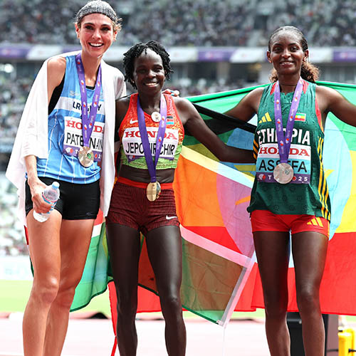 Peres Jepchirchir alongside fellow medalists Tigst Assefa and Julia Paternain