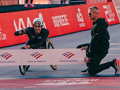 Marcel Hug crosses the line in Chicago